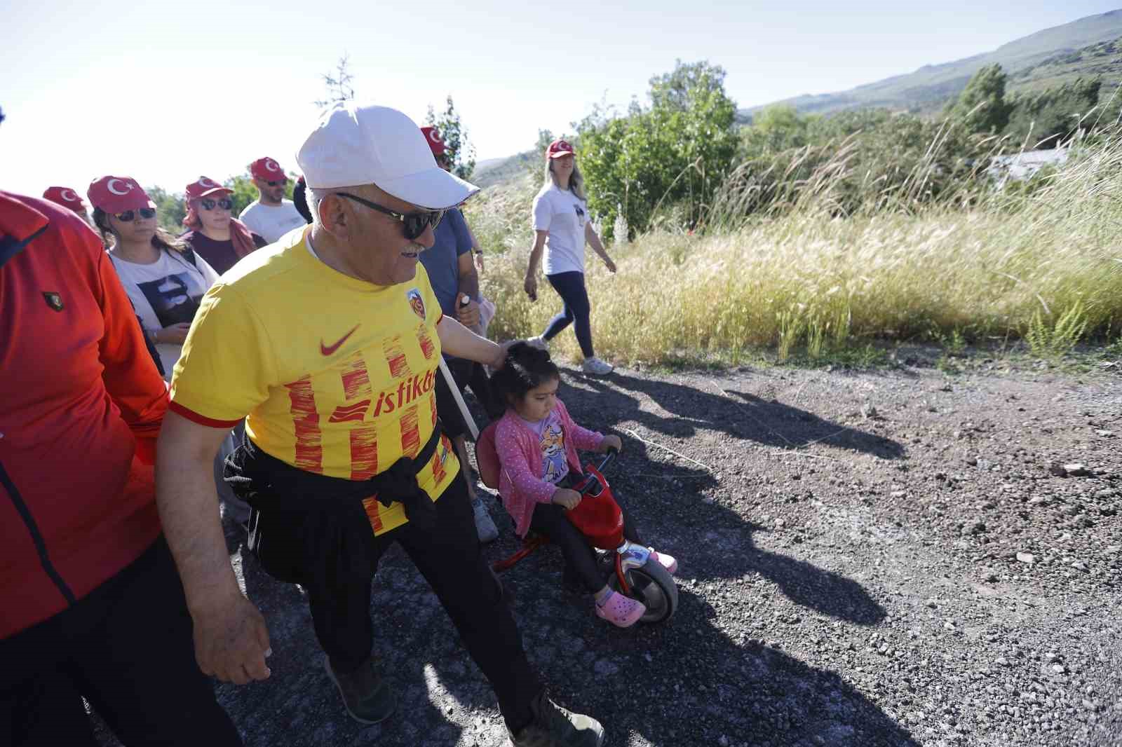Başkan Büyükkılıç, doğa yürüyüşünde sporseverlerle bir araya geldi