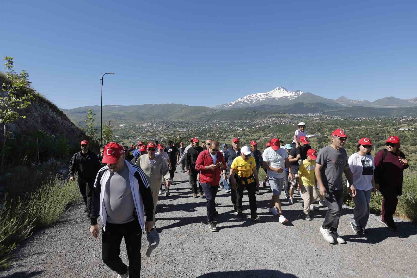 Başkan Büyükkılıç, doğa yürüyüşünde sporseverlerle bir araya geldi