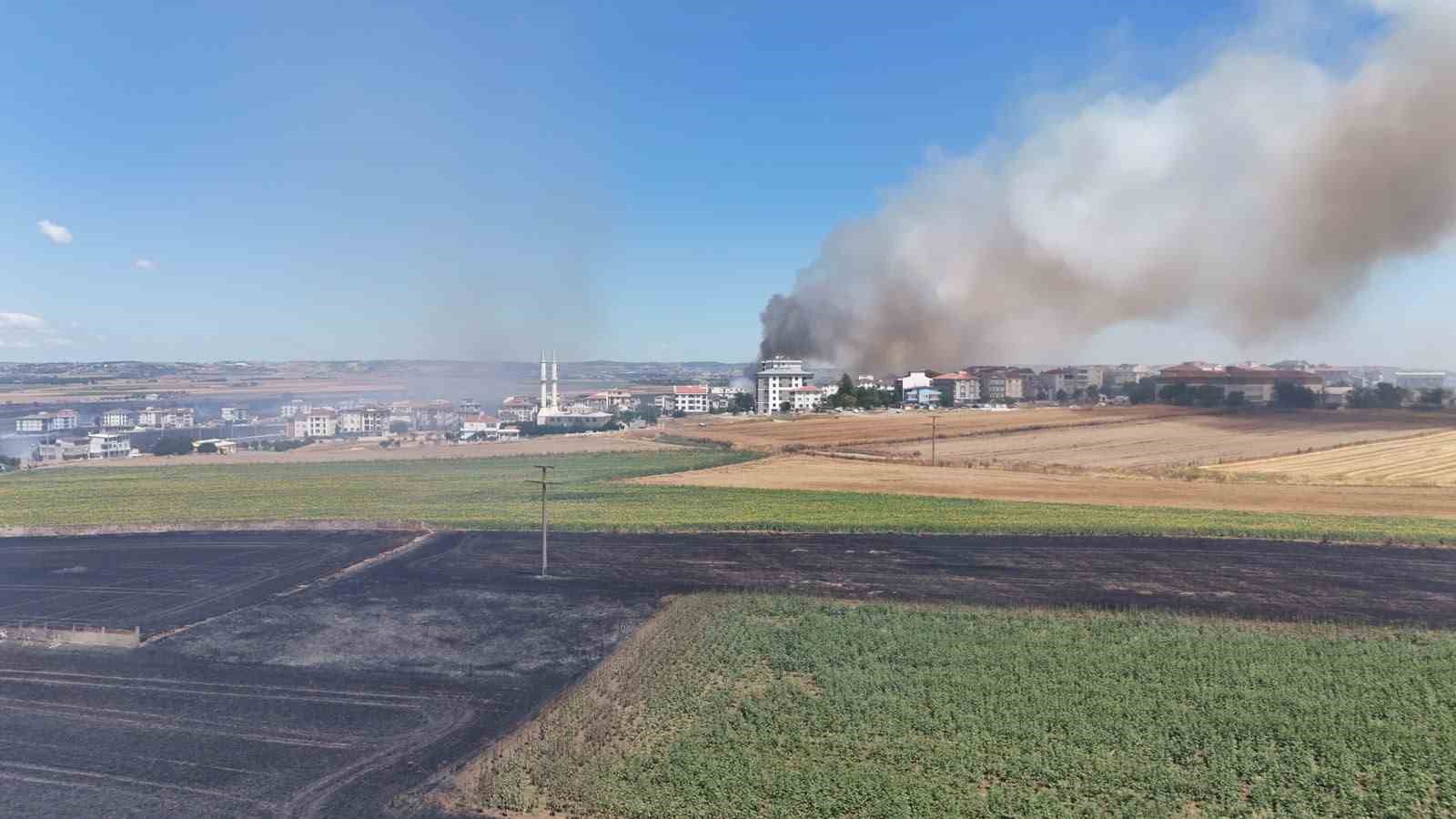 Silivri’de rüzgarla büyüyen yangında alevleri kontrol altına alma çalışmaları devam ediyor