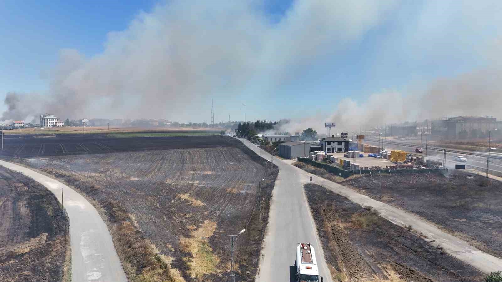 Silivri’de rüzgarla büyüyen yangında alevleri kontrol altına alma çalışmaları devam ediyor