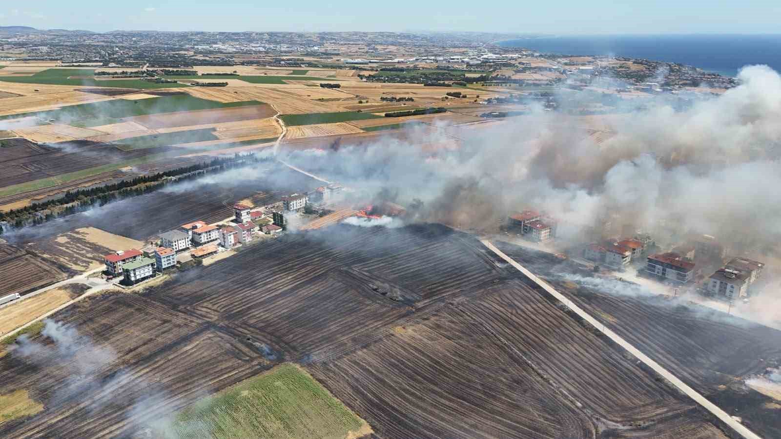 Silivri’de rüzgarla büyüyen yangında alevleri kontrol altına alma çalışmaları devam ediyor