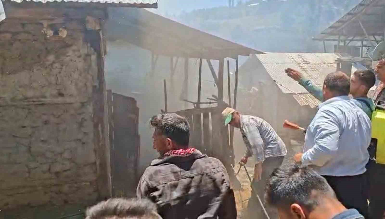 Adana’nın Feke ilçesinde yangın çıkan ev kullanılamaz hale geldi