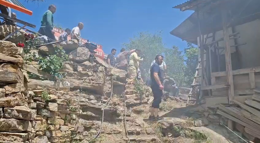 Adana’nın Feke ilçesinde yangın çıkan ev kullanılamaz hale geldi