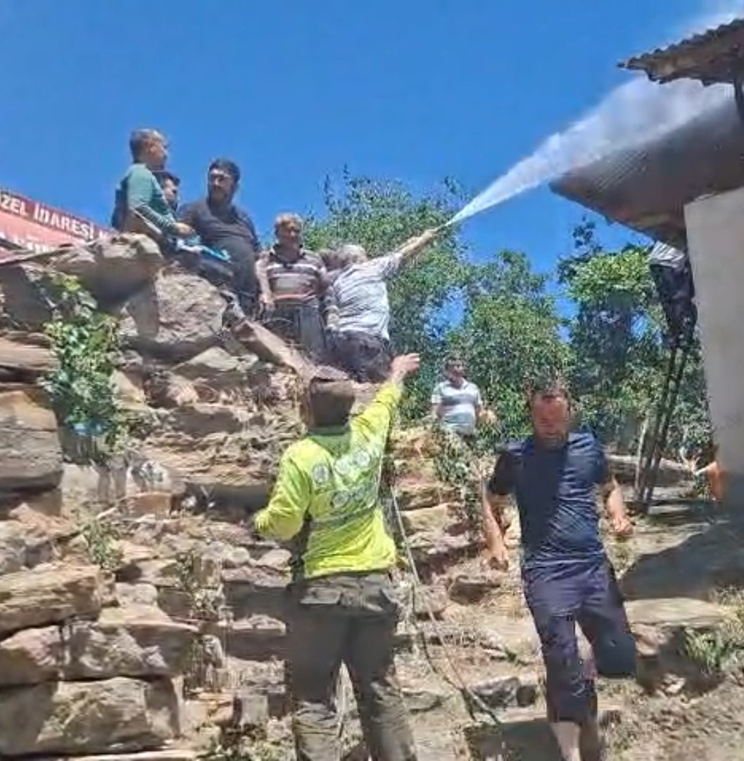 Adana’nın Feke ilçesinde yangın çıkan ev kullanılamaz hale geldi
