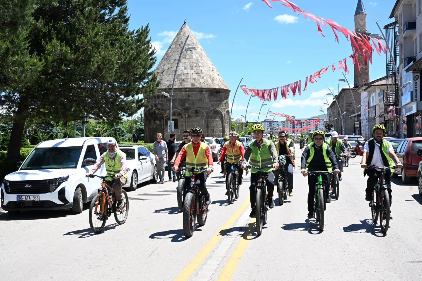 Bisikletlerle şehir turu attılar