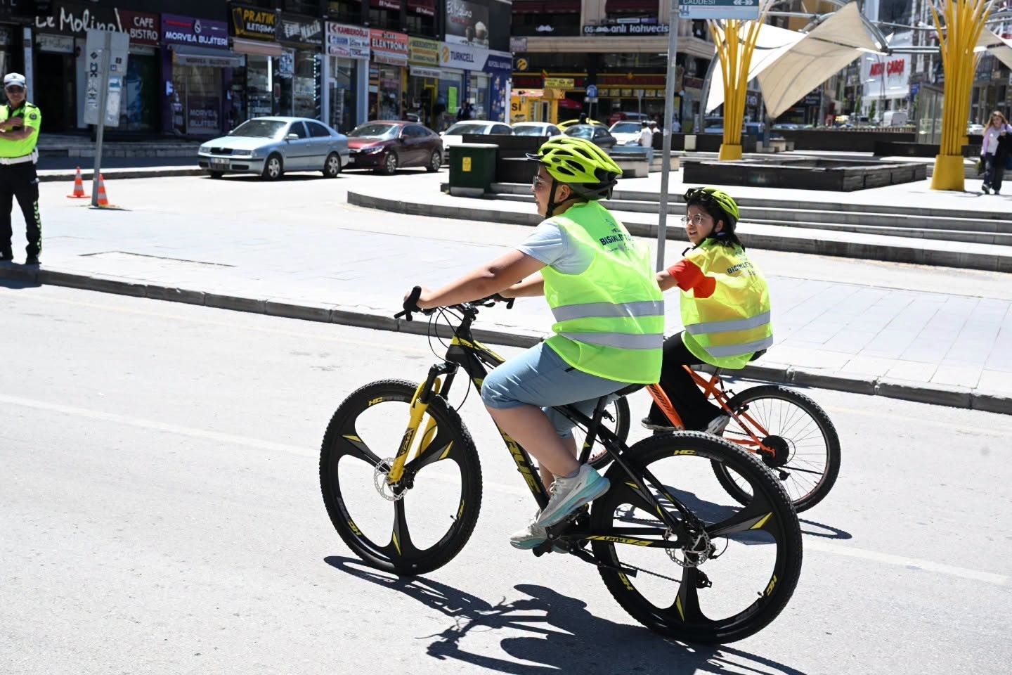 Bisikletlerle şehir turu attılar