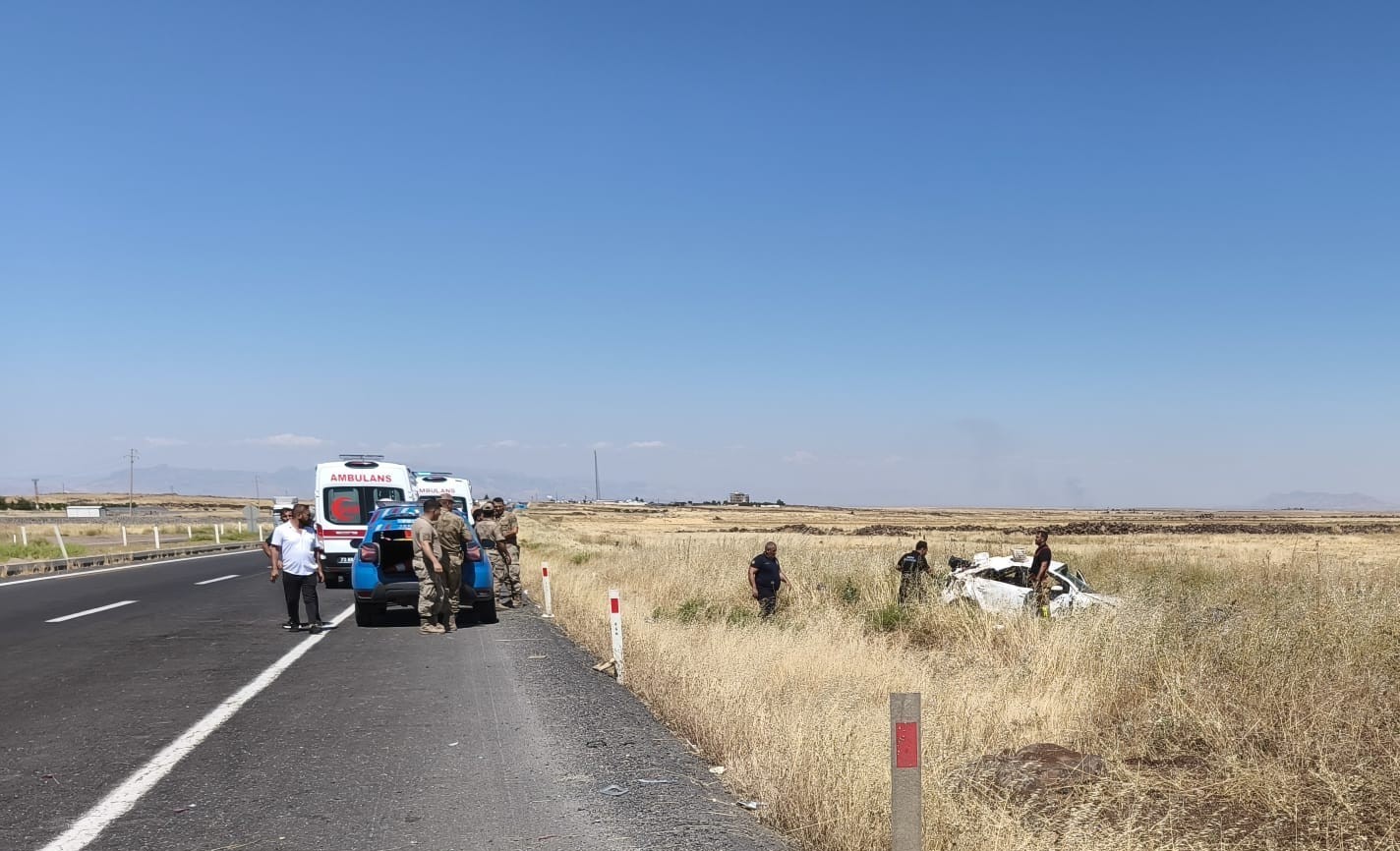 Şırnak’ta otomobil şarampole devrildi: 1’i bebek 5 yaralı
