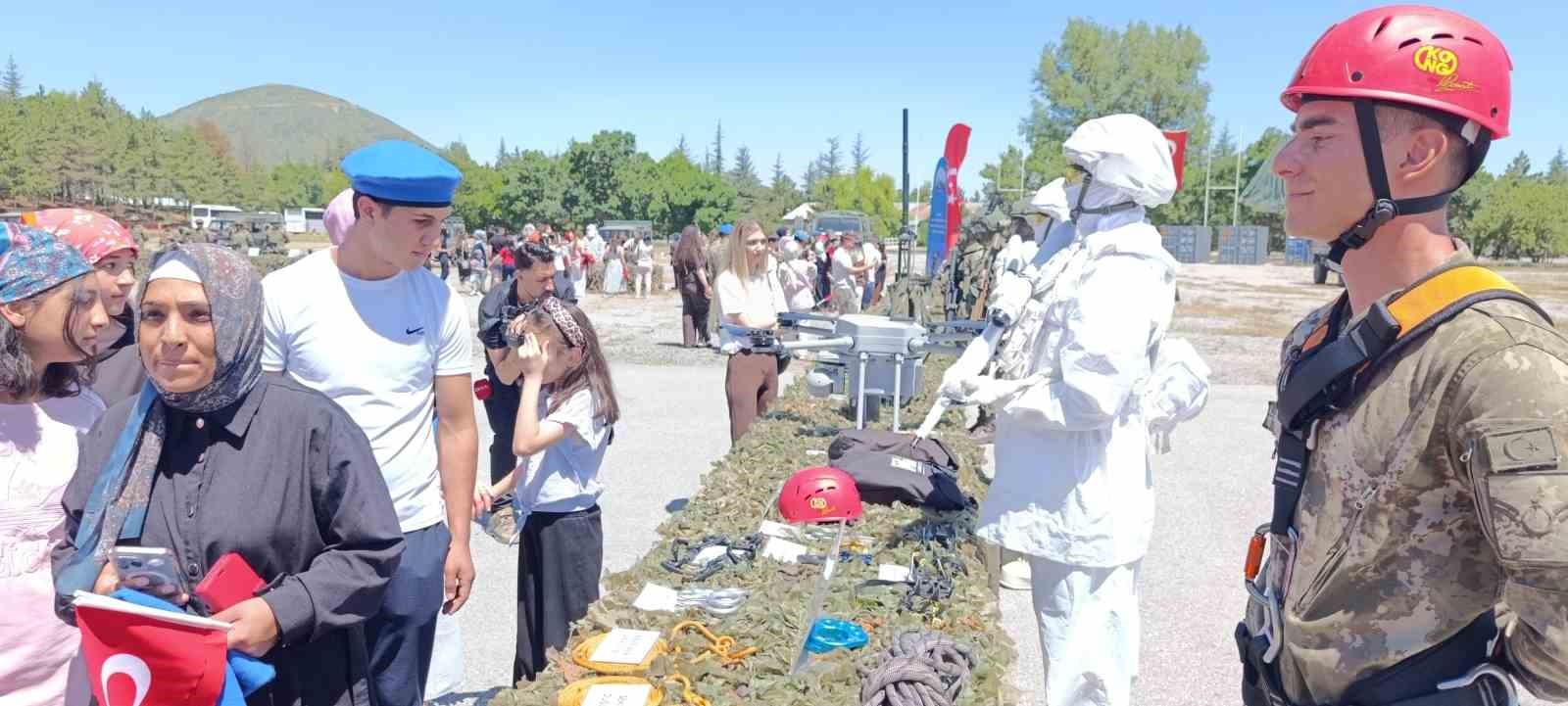 Türk Kara Kuvvetleri’nin kuruluşunun 2235’inci yıldönümü gösterileri nefes kesti
