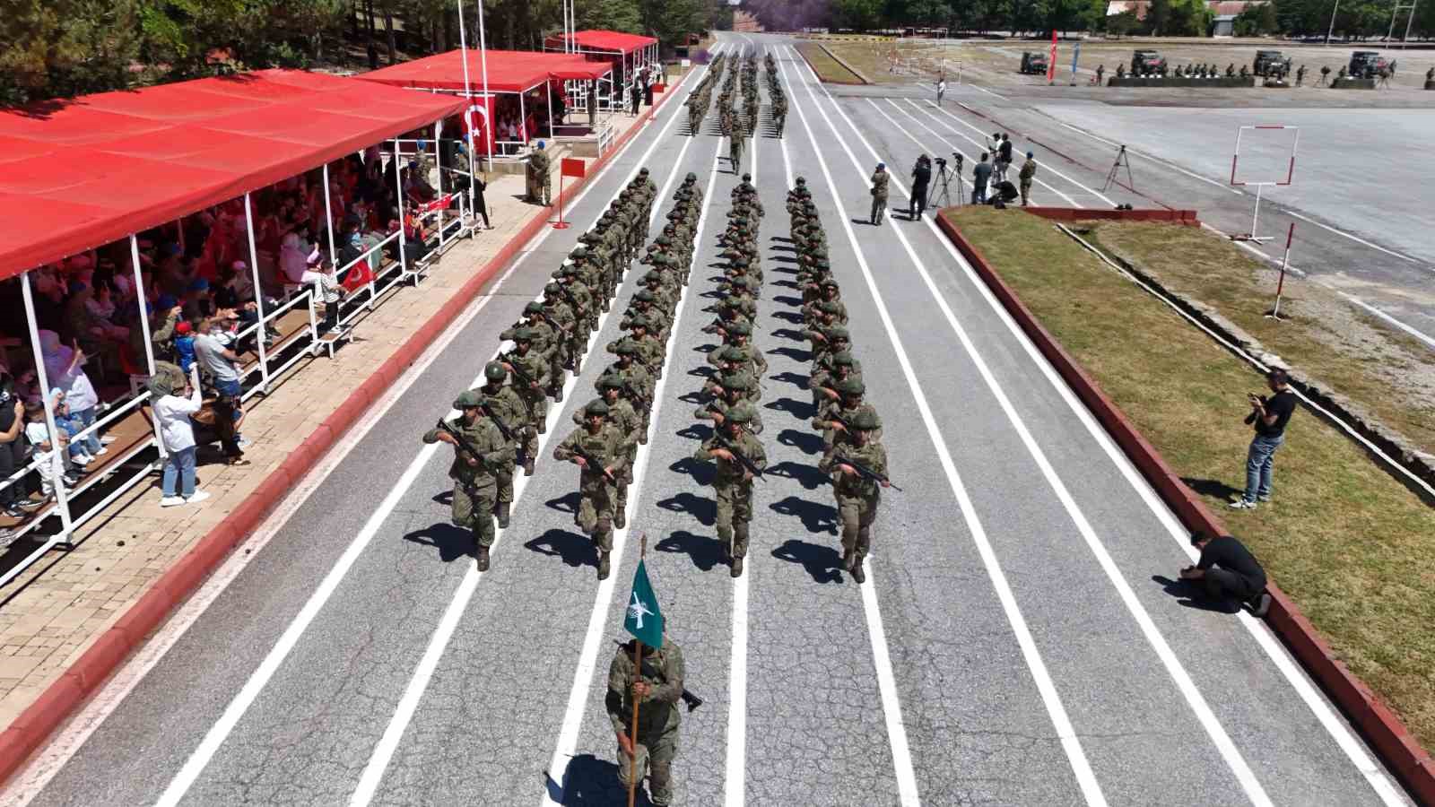 Türk Kara Kuvvetleri’nin kuruluşunun 2235’inci yıldönümü gösterileri nefes kesti
