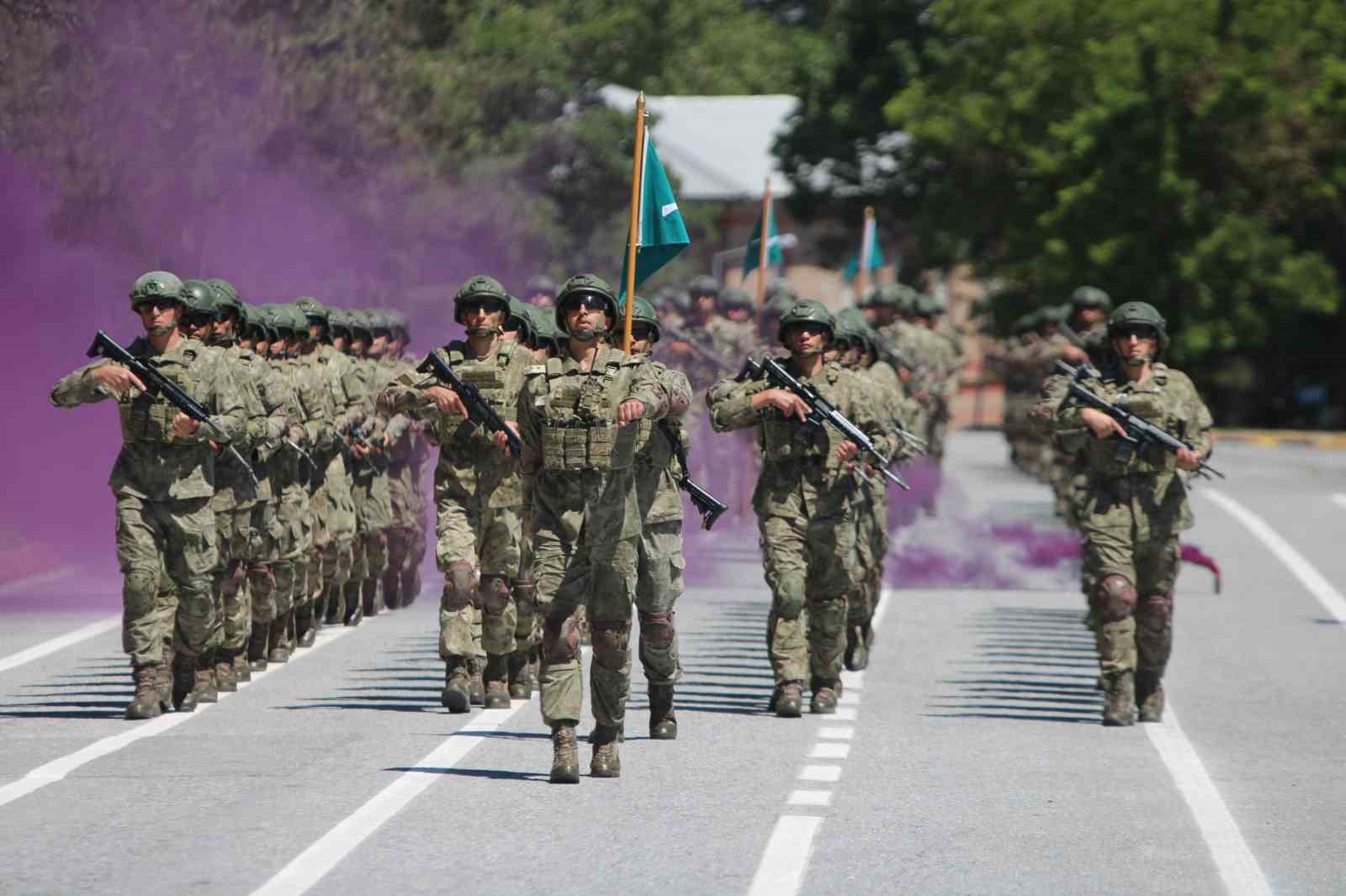 Türk Kara Kuvvetleri’nin kuruluşunun 2235’inci yıldönümü gösterileri nefes kesti