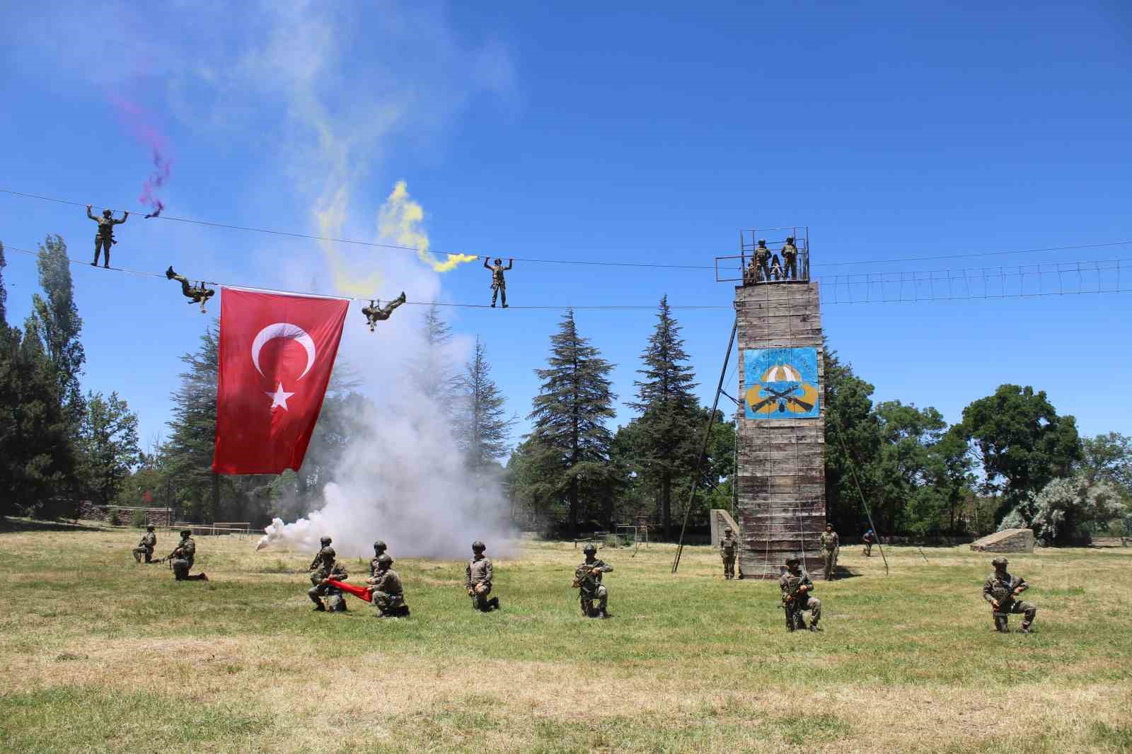 Türk Kara Kuvvetleri’nin kuruluşunun 2235’inci yıldönümü gösterileri nefes kesti