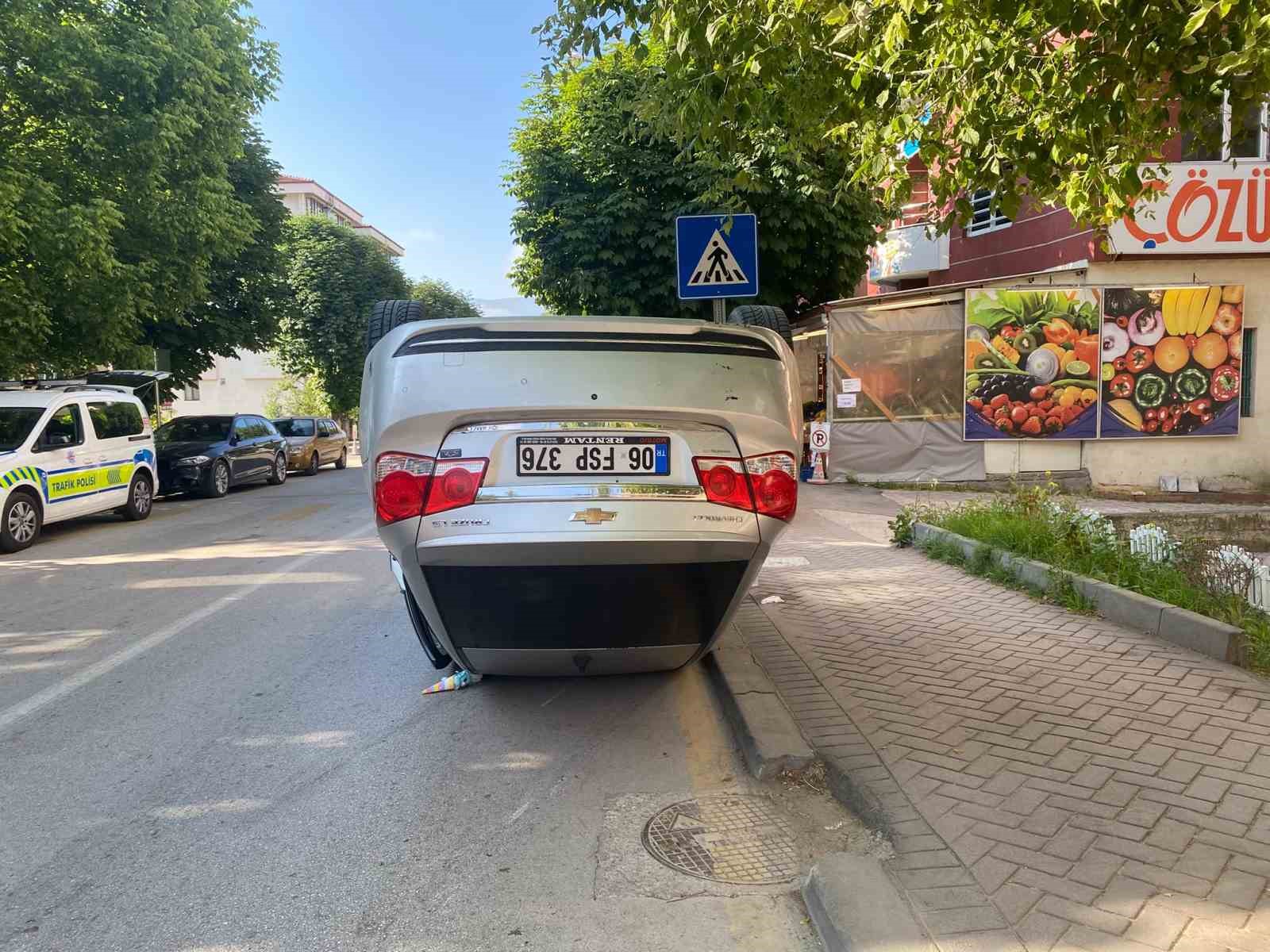 Bolu’da park halindeki cipe çarpan otomobil takla attı: 1 yaralı