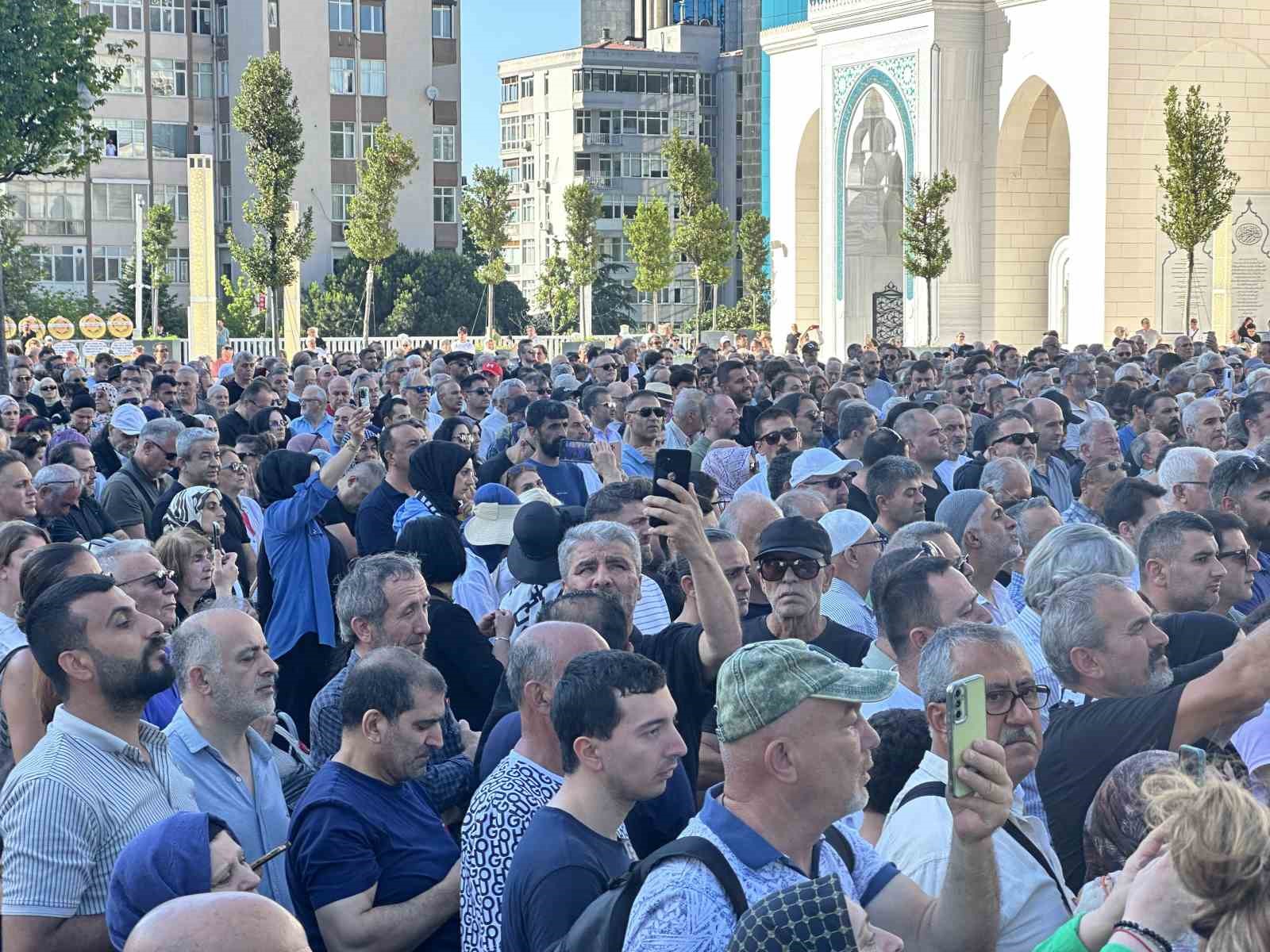 Usta oyuncu Kadir İnanır son yolculuğuna uğurlandı