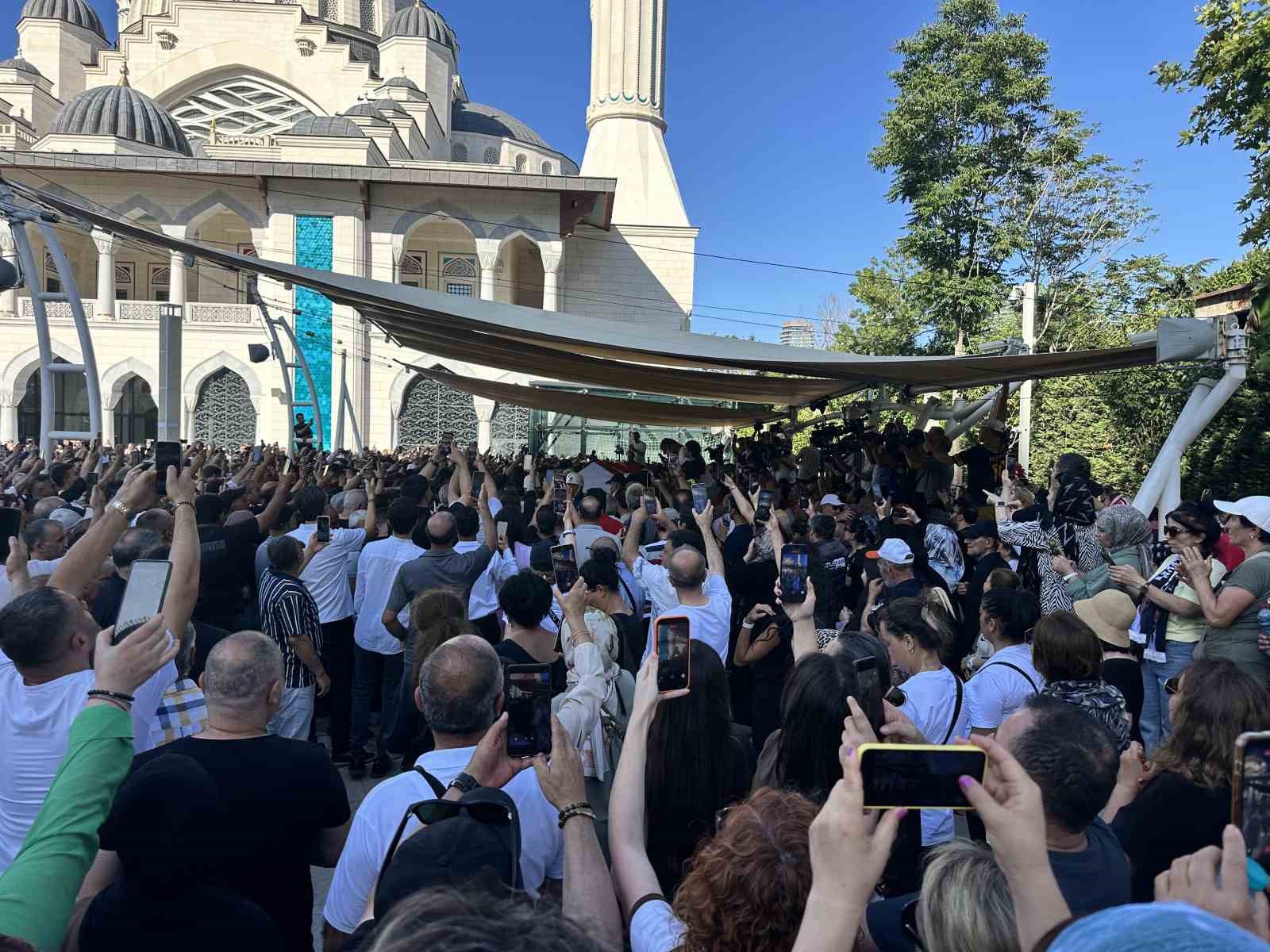 Usta oyuncu Kadir İnanır son yolculuğuna uğurlandı