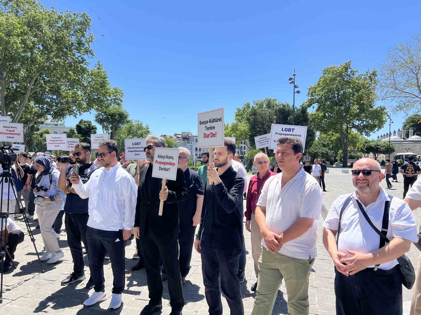 Beyazıt Meydanı’nda kruvaziyer gemisi protesto edildi