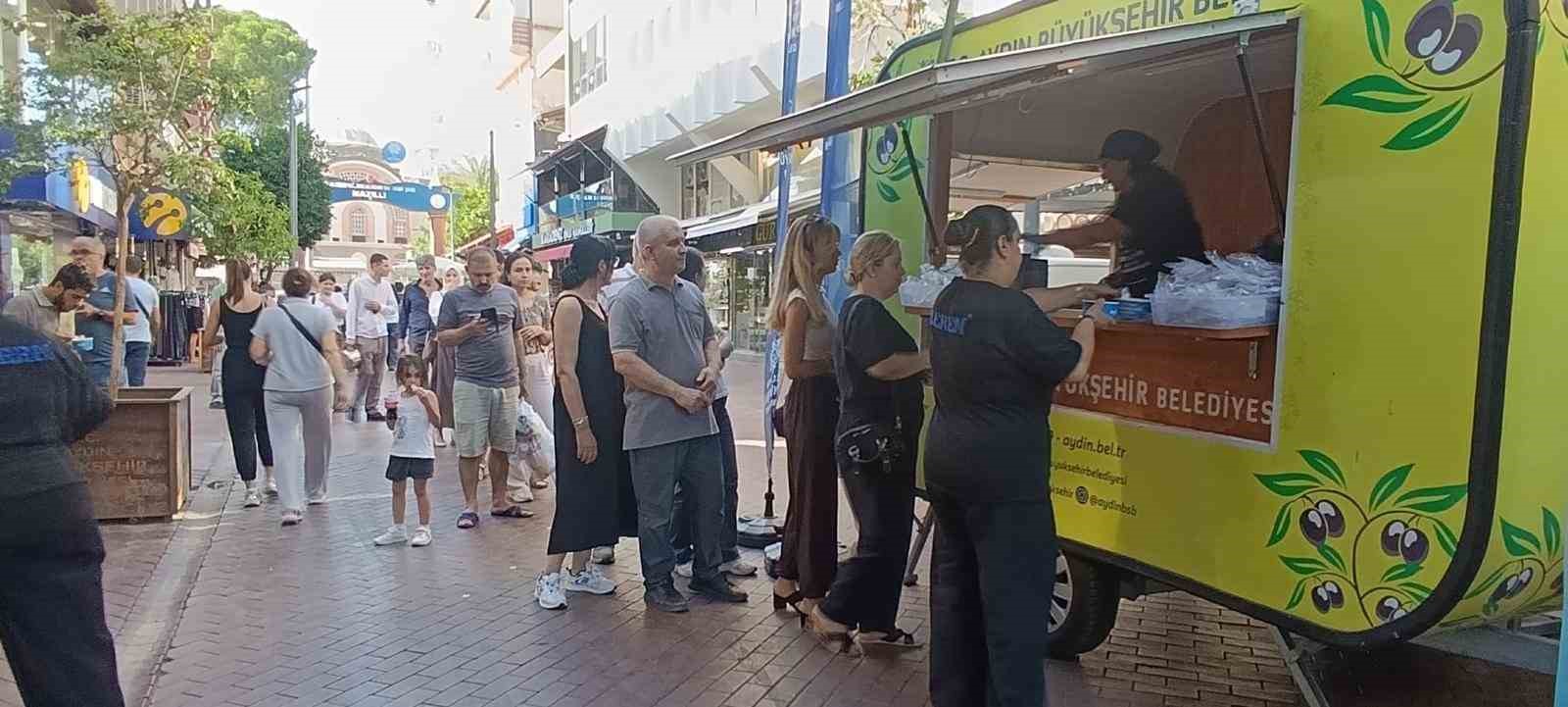 Büyükşehir’den vatandaşlara aşure ikramı