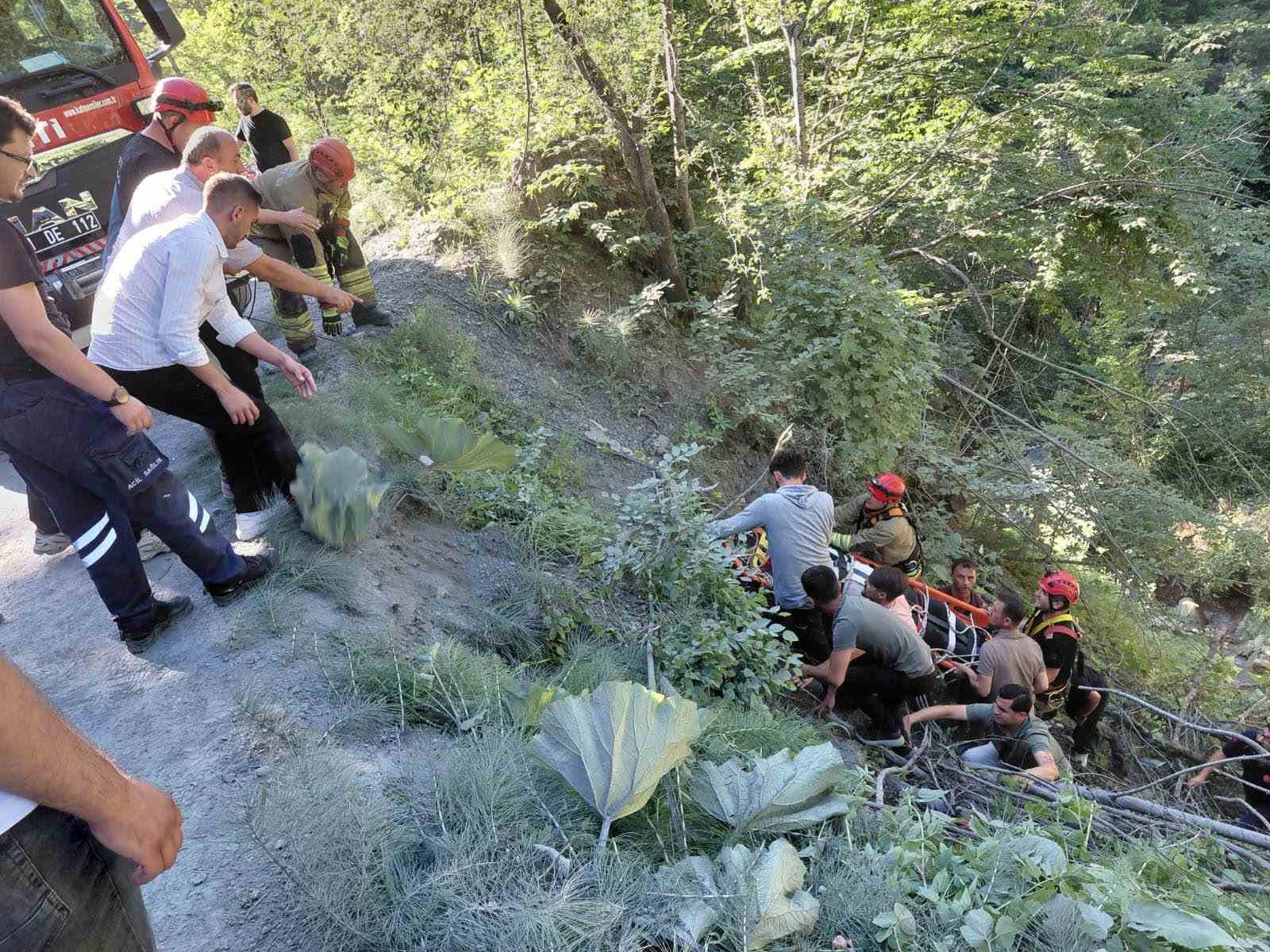 Yayla yolunda otomobil uçuruma yuvarlandı: 1 yaralı