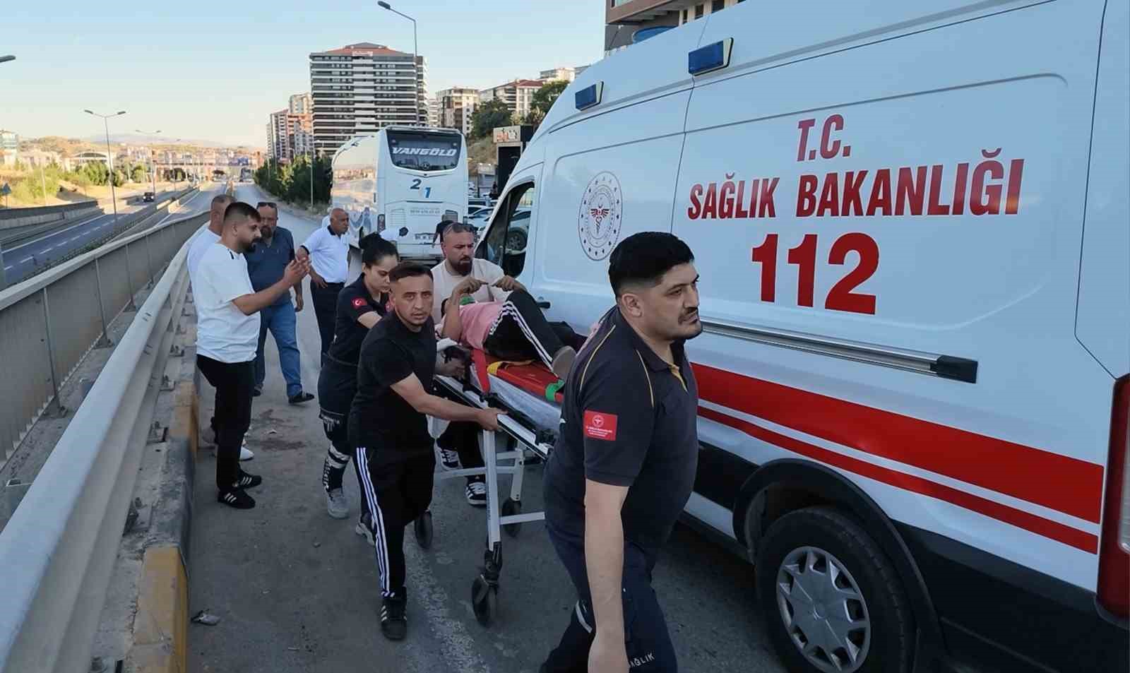 Ehliyetsiz sürücü, otomobil ve yolcu otobüsüne çarptı: 40’ar bin lira ceza kesildi