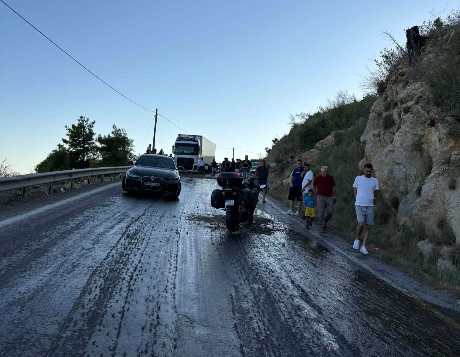 Mersin’de yola akan mazot zincirleme kazaya neden oldu, 4 araç birbirine girdi