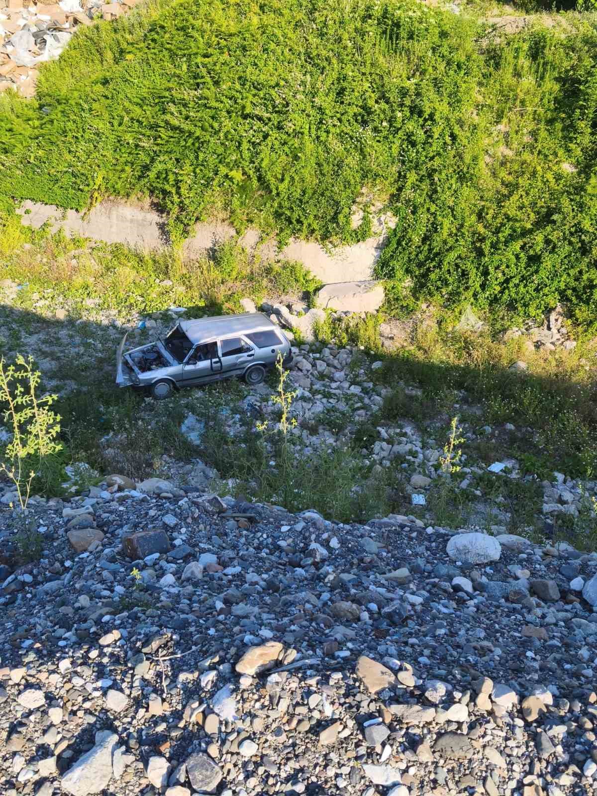 Sinop’ta otomobil şarampole uçtu: 2 yaralı