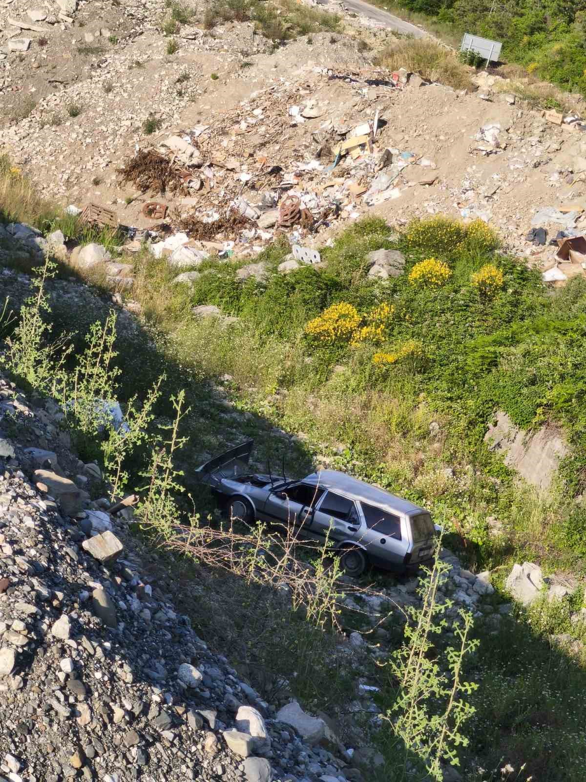 Sinop’ta otomobil şarampole uçtu: 2 yaralı