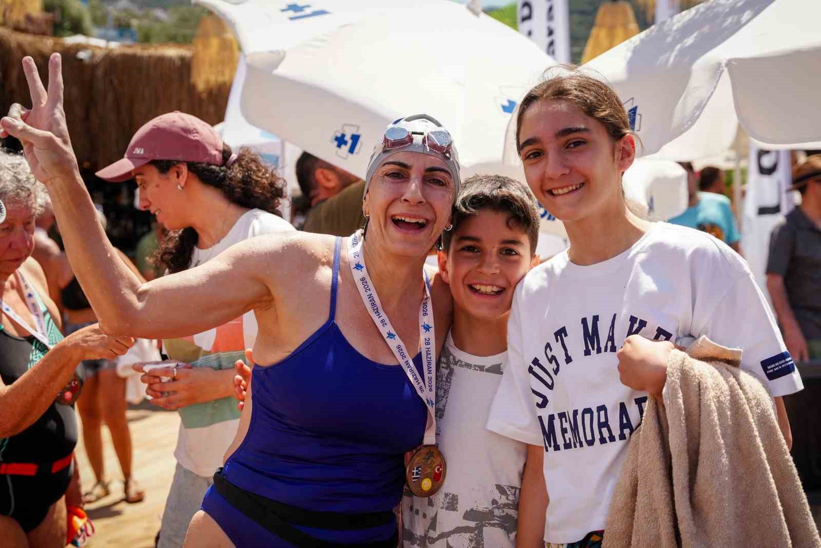 Meis-Kaş Yüzme Maratonu’nda sporcular dostluk için kulaç attı