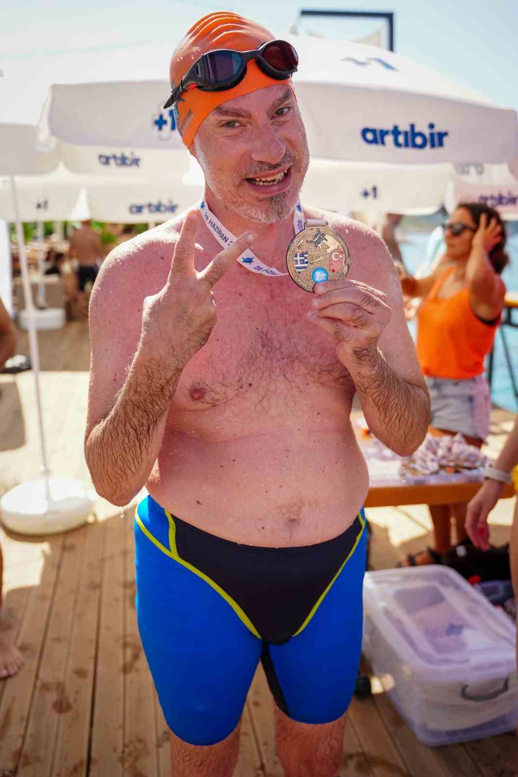 Meis-Kaş Yüzme Maratonu’nda sporcular dostluk için kulaç attı