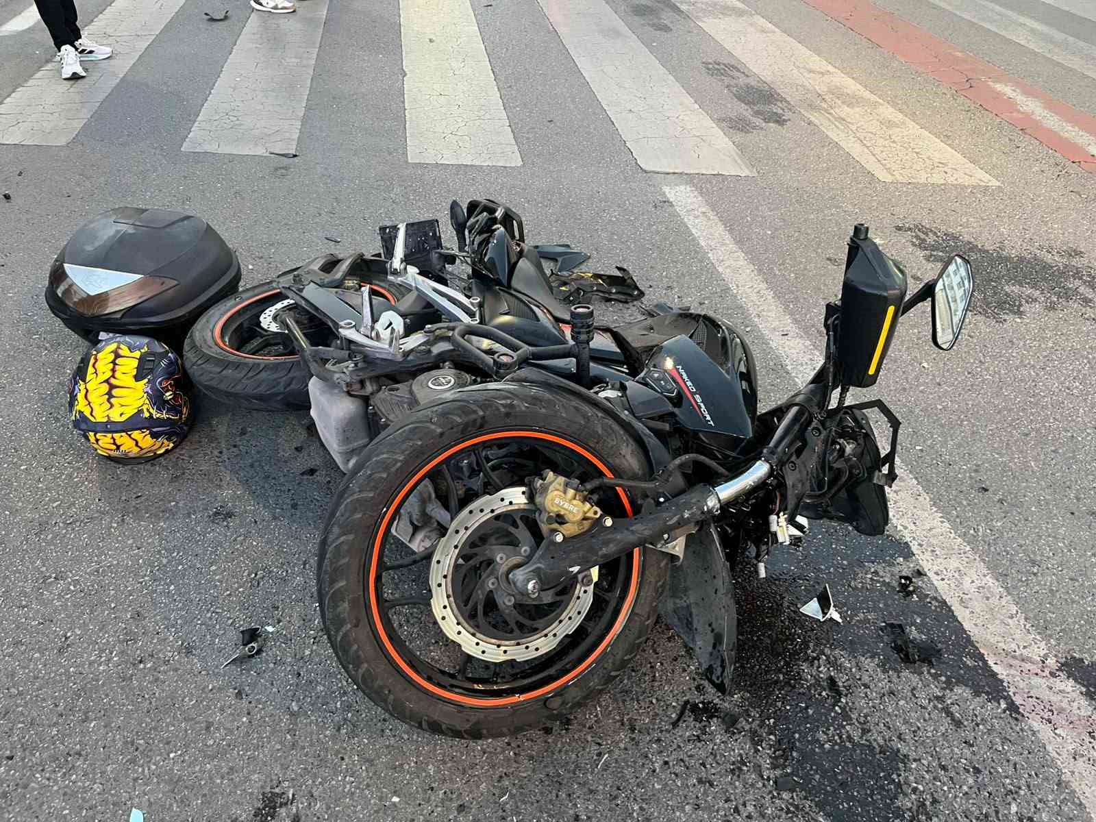 Kazada yaralanan motosiklet sürücüsüne ilk müdahale Çevik Kuvvet Şube Müdürü’nden