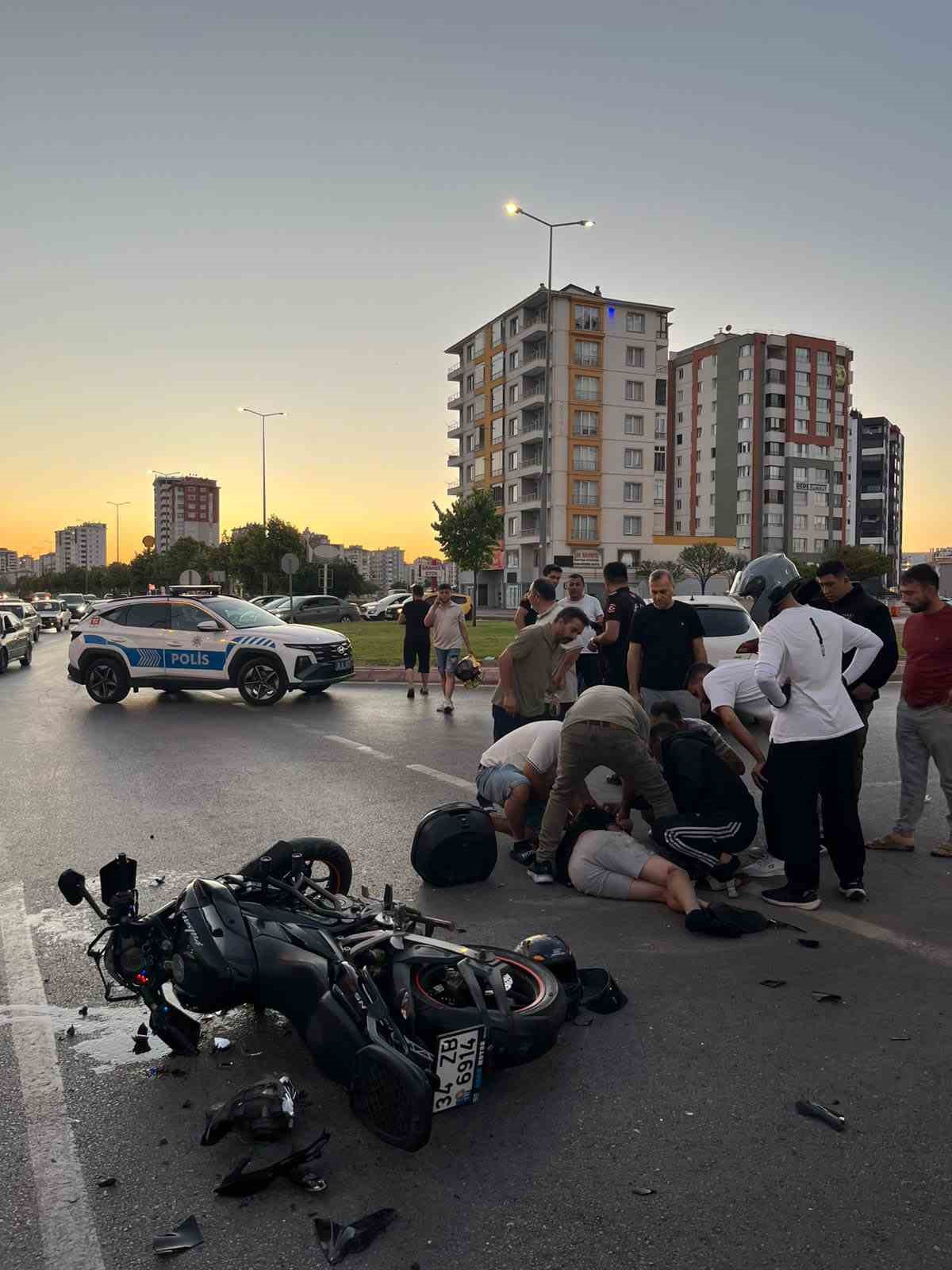 Kazada yaralanan motosiklet sürücüsüne ilk müdahale Çevik Kuvvet Şube Müdürü’nden