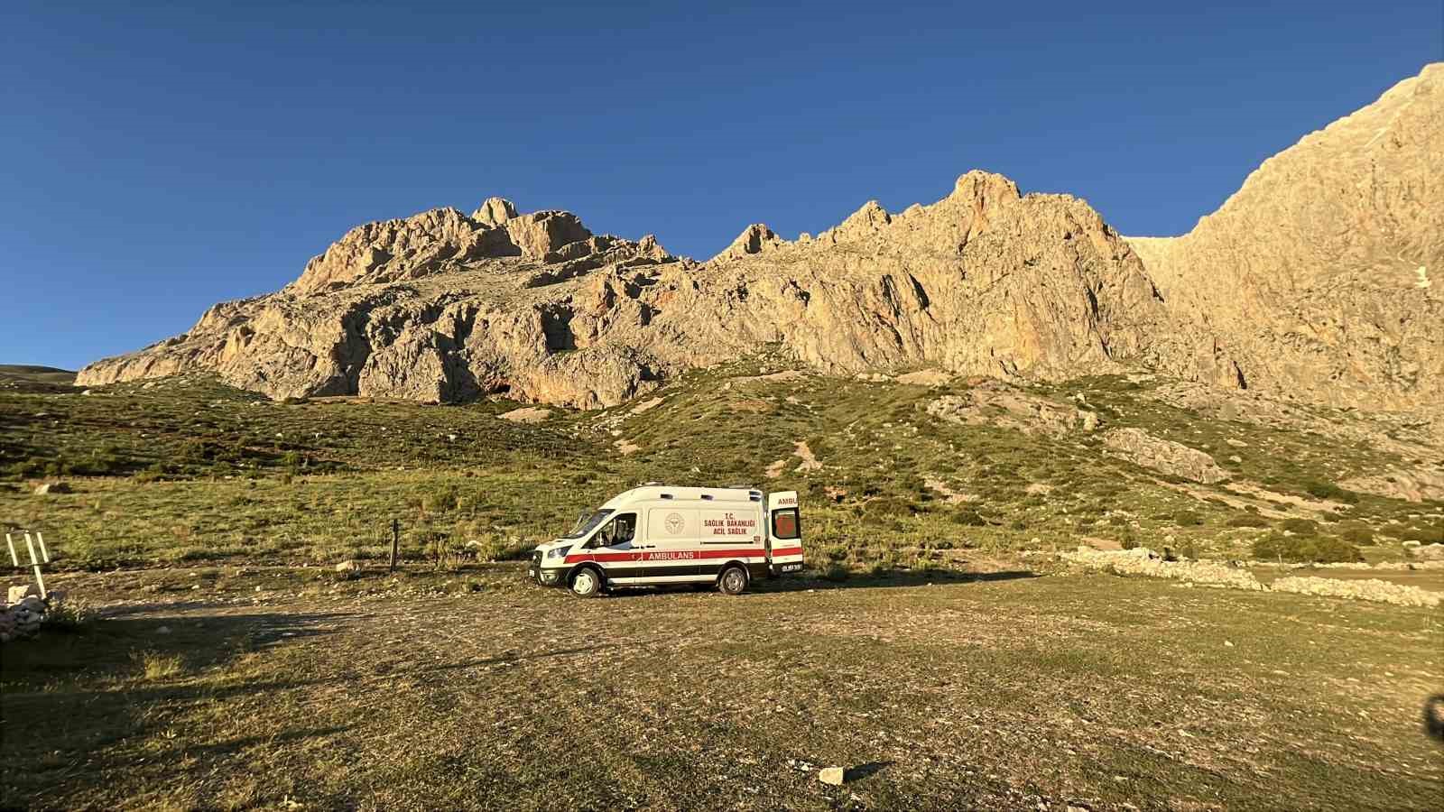 Aladağlar’da rahatsızlanan dağcı hastaneye kaldırıldı