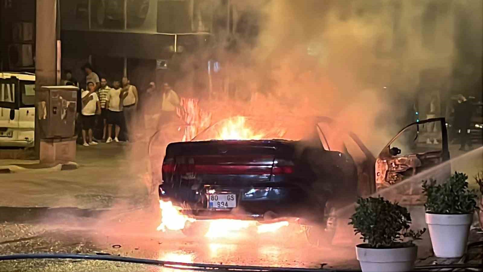 Seyir halindeki araç alevlere teslim oldu, sokak aydınlandı