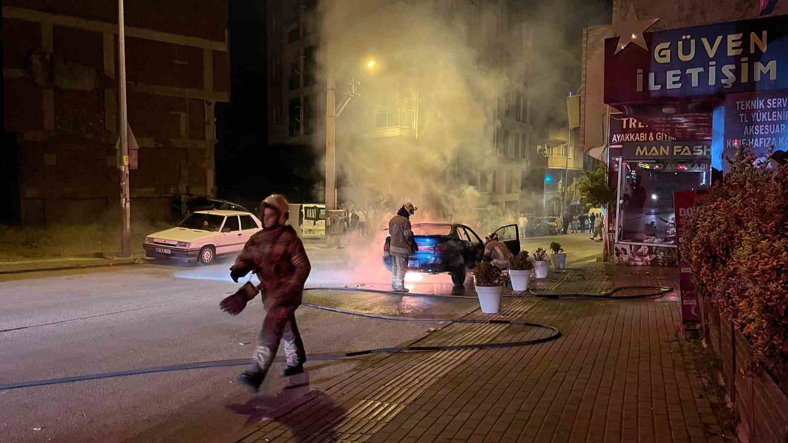 Seyir halindeki araç alevlere teslim oldu, sokak aydınlandı