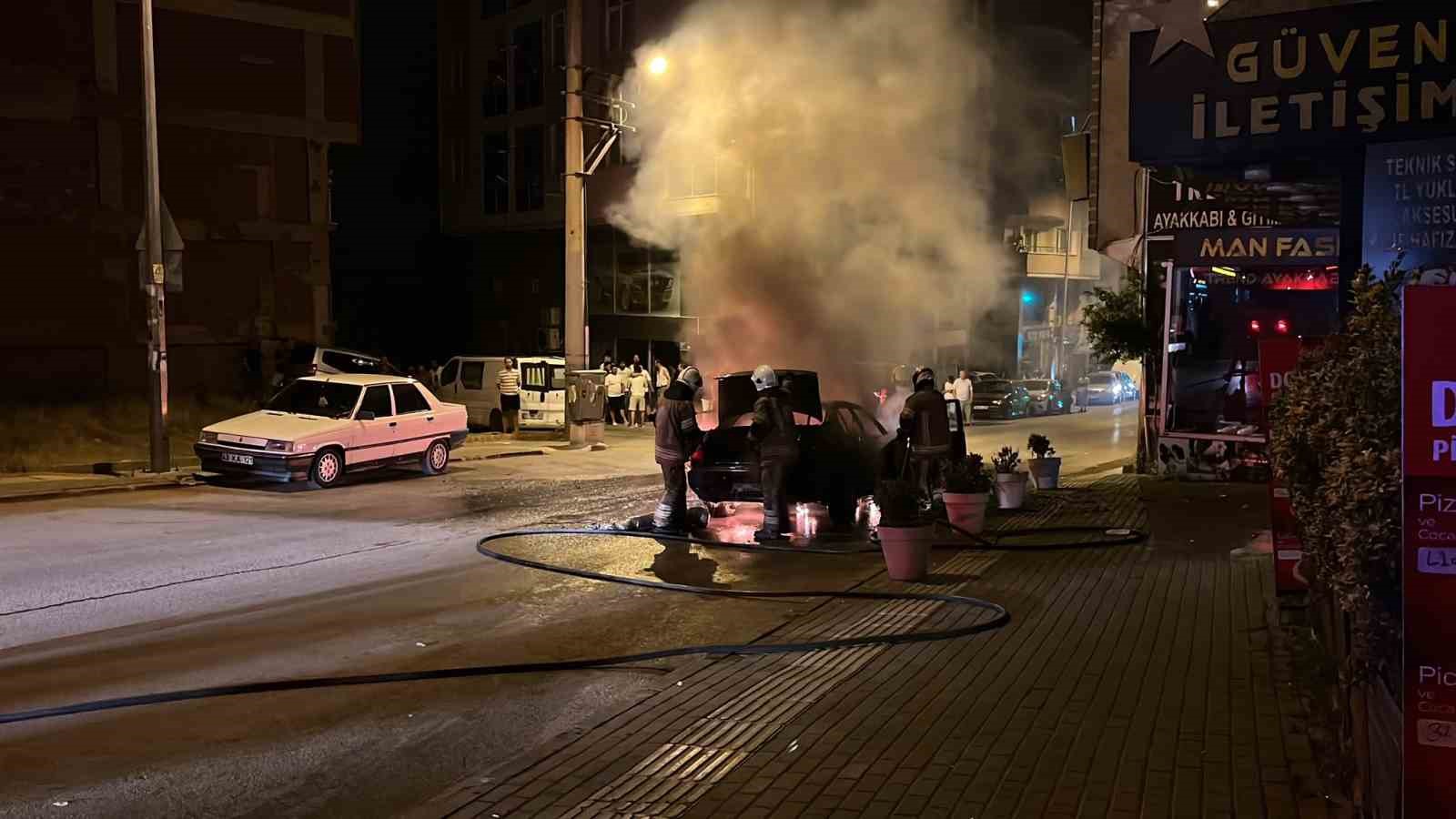 Seyir halindeki araç alevlere teslim oldu, sokak aydınlandı