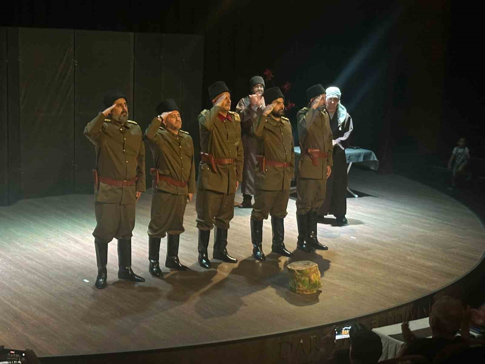 "Medine Müdafaası" ayakta alkışlandı