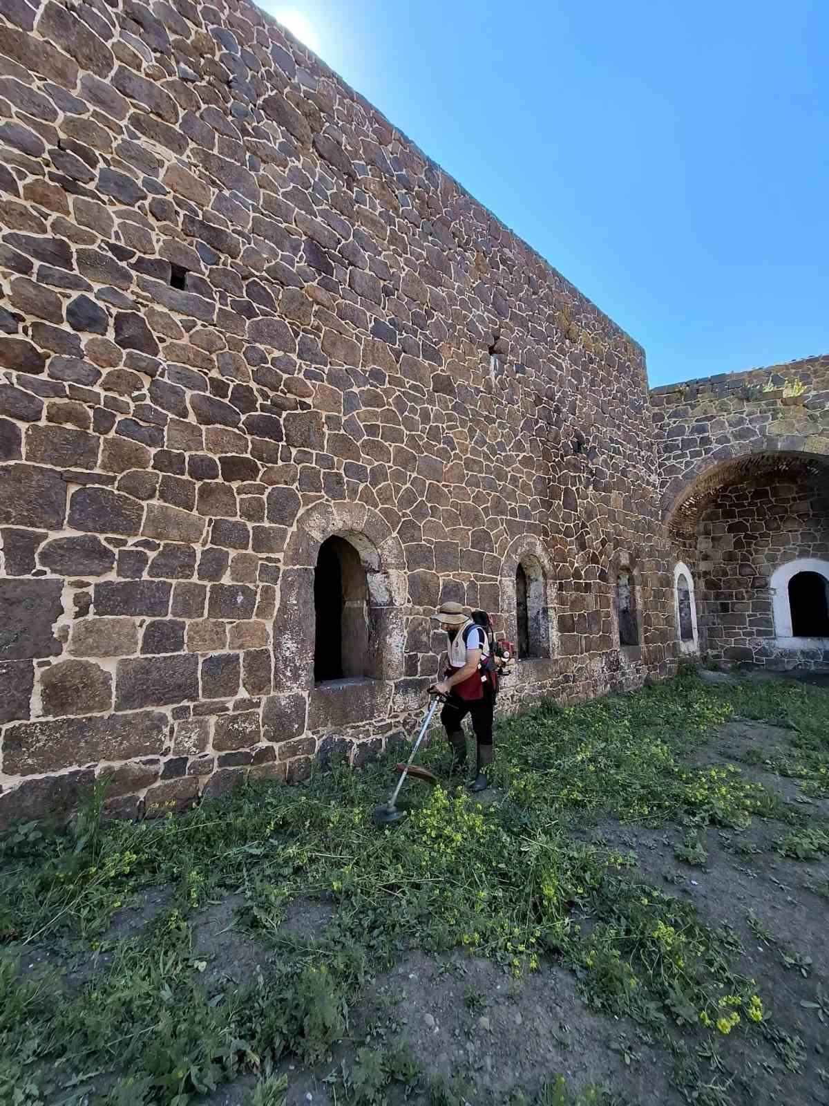 Tabyalarda örnek hizmet