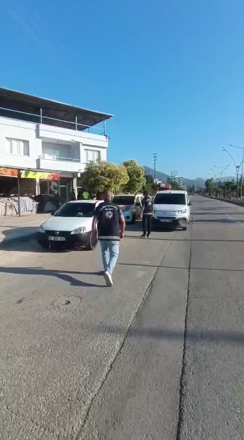 Öncü eşliğinde ticari taksiyle göçmen kaçırırken polise yakalandılar