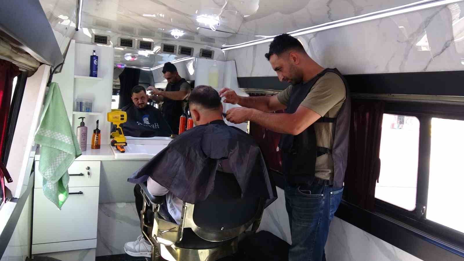 Uzman çavuşluğu bırakıp mobil berber oldu