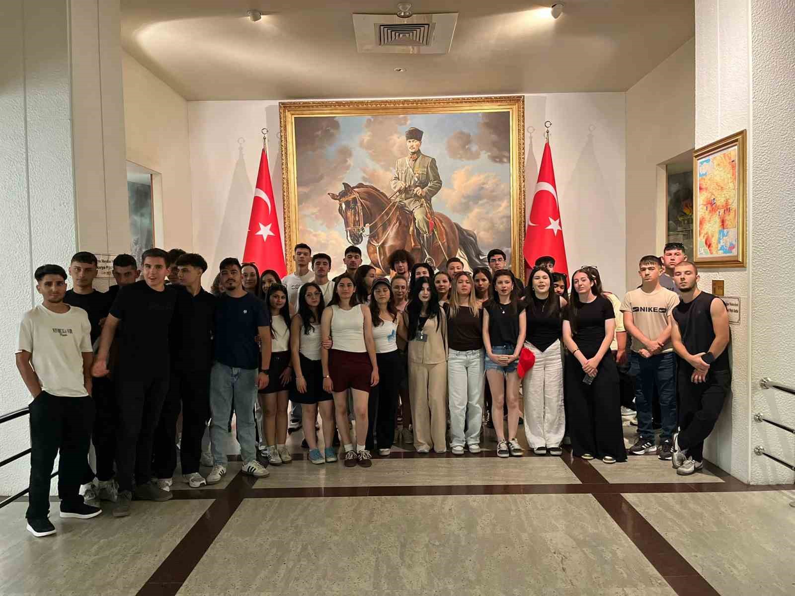 Başkan Doğanca’dan öğrencilere diploma jesti