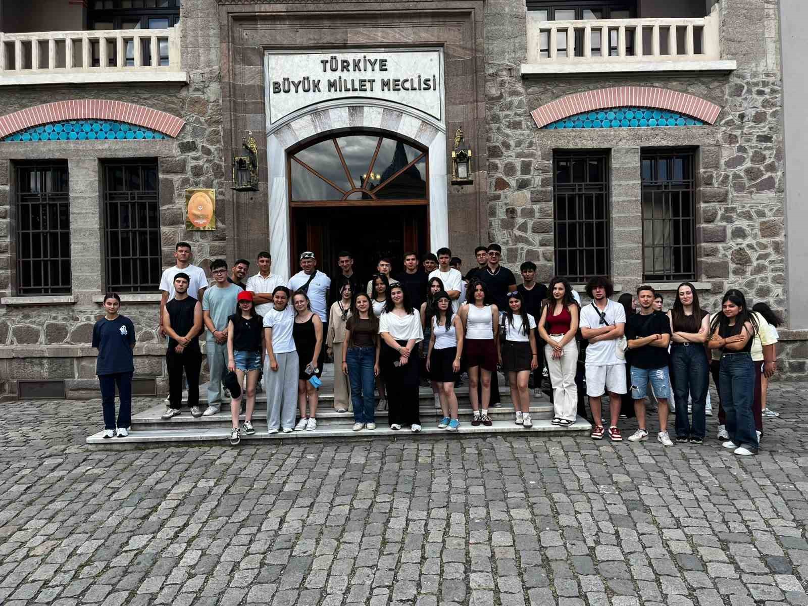 Başkan Doğanca’dan öğrencilere diploma jesti