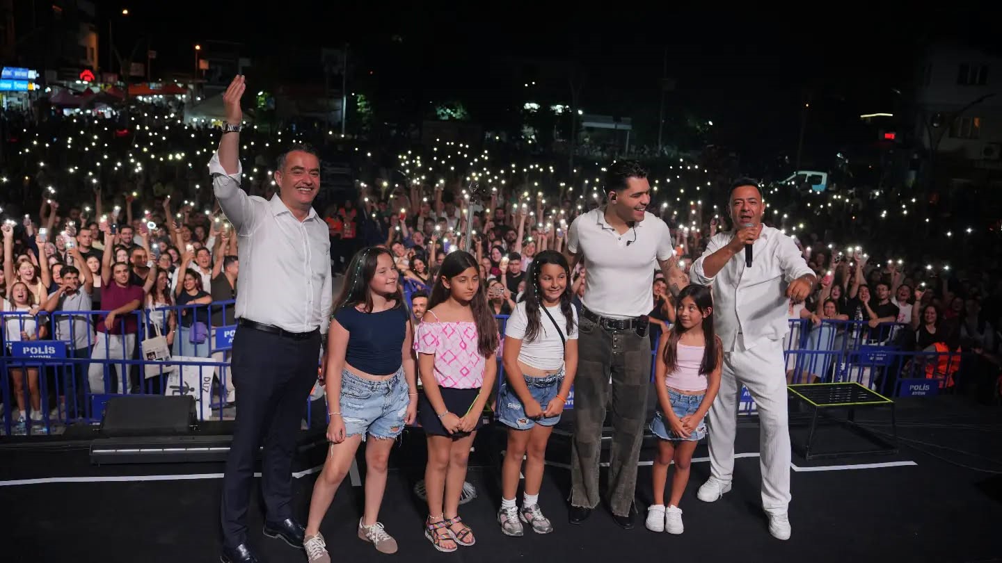 Koçarlı’da çam fıstığı festivali konserle sona erdi