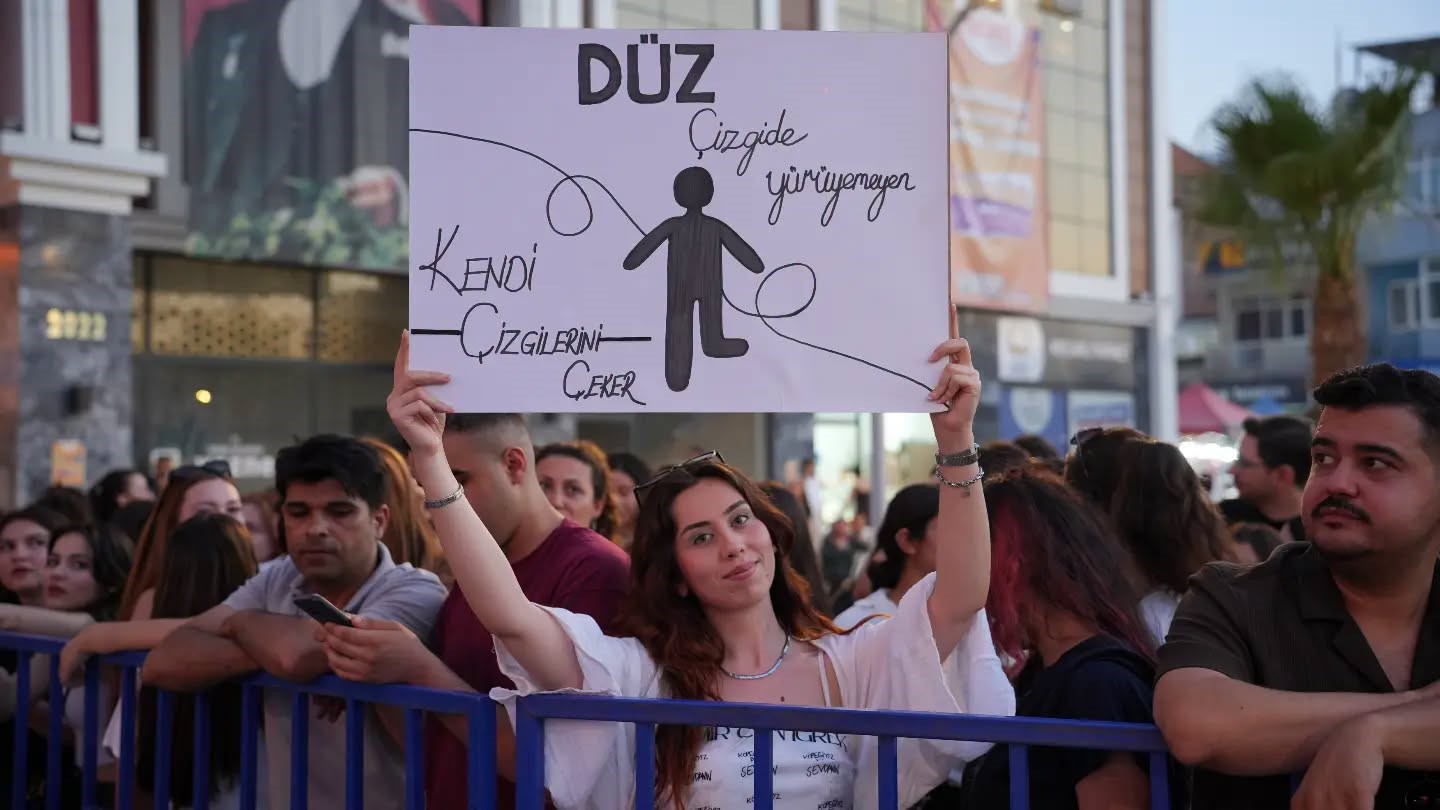 Koçarlı’da çam fıstığı festivali konserle sona erdi