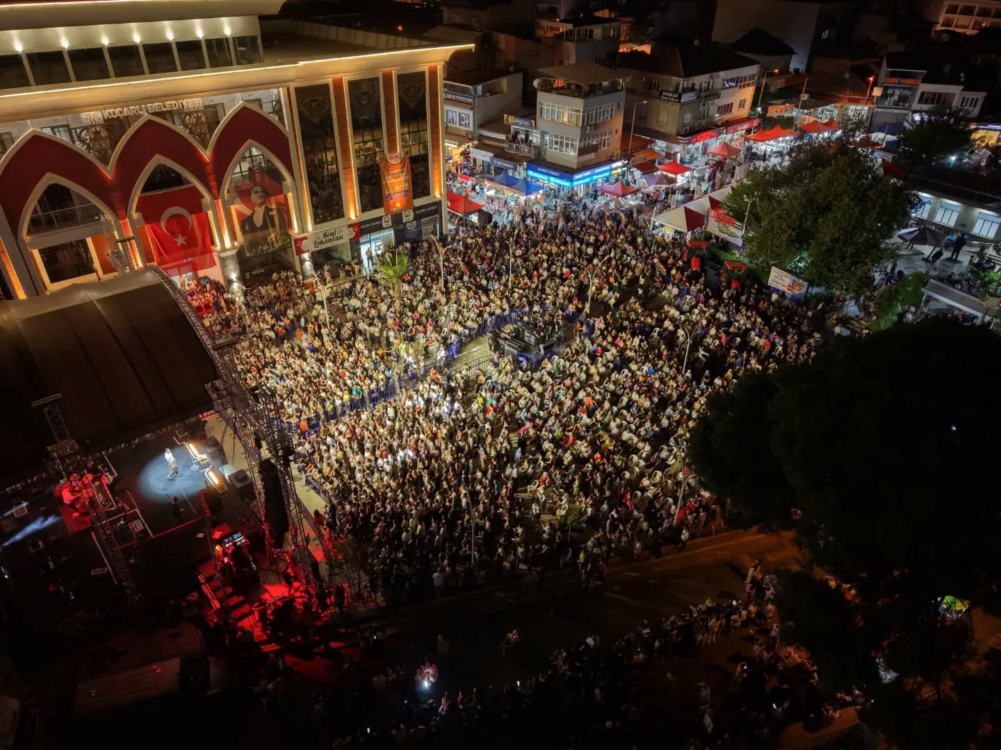 Koçarlı’da çam fıstığı festivali konserle sona erdi