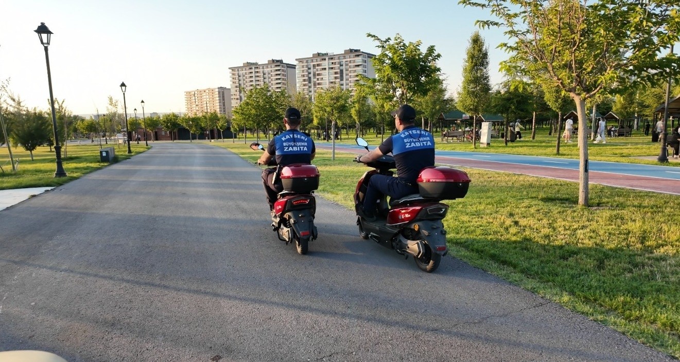 Zabıtanın Millet Bahçesi’ndeki denetimleri devam ediyor