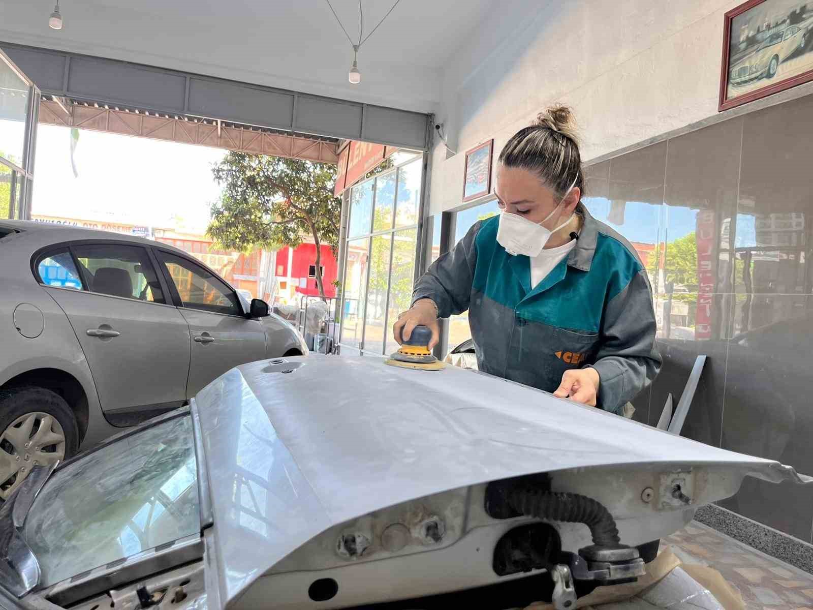 Erkek egemen sanayinin kadın kaporta ustası