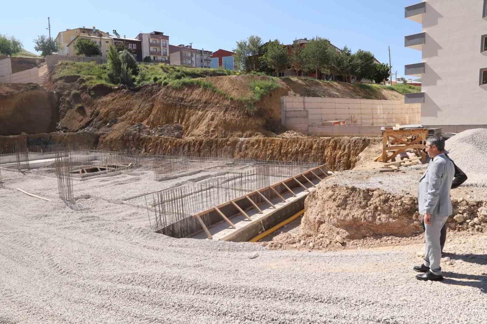 Bayburt’ta yapımı devam eden okul inşaatlarında çalışmalar sürüyor
