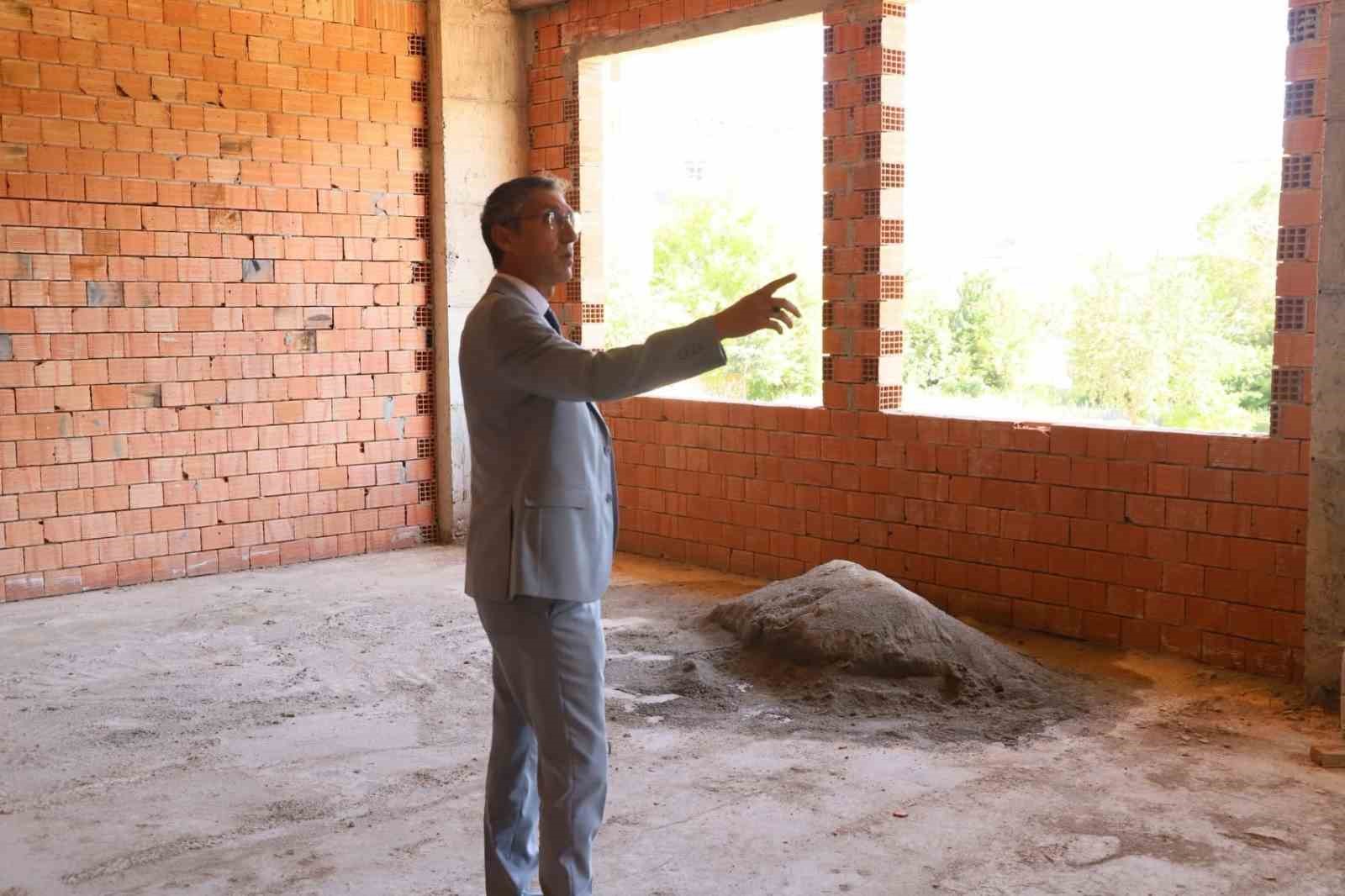 Bayburt’ta yapımı devam eden okul inşaatlarında çalışmalar sürüyor