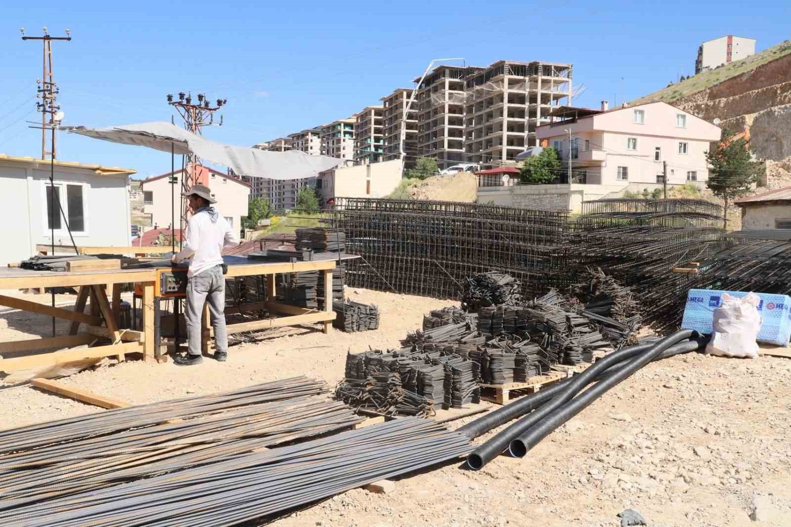 Bayburt’ta yapımı devam eden okul inşaatlarında çalışmalar sürüyor