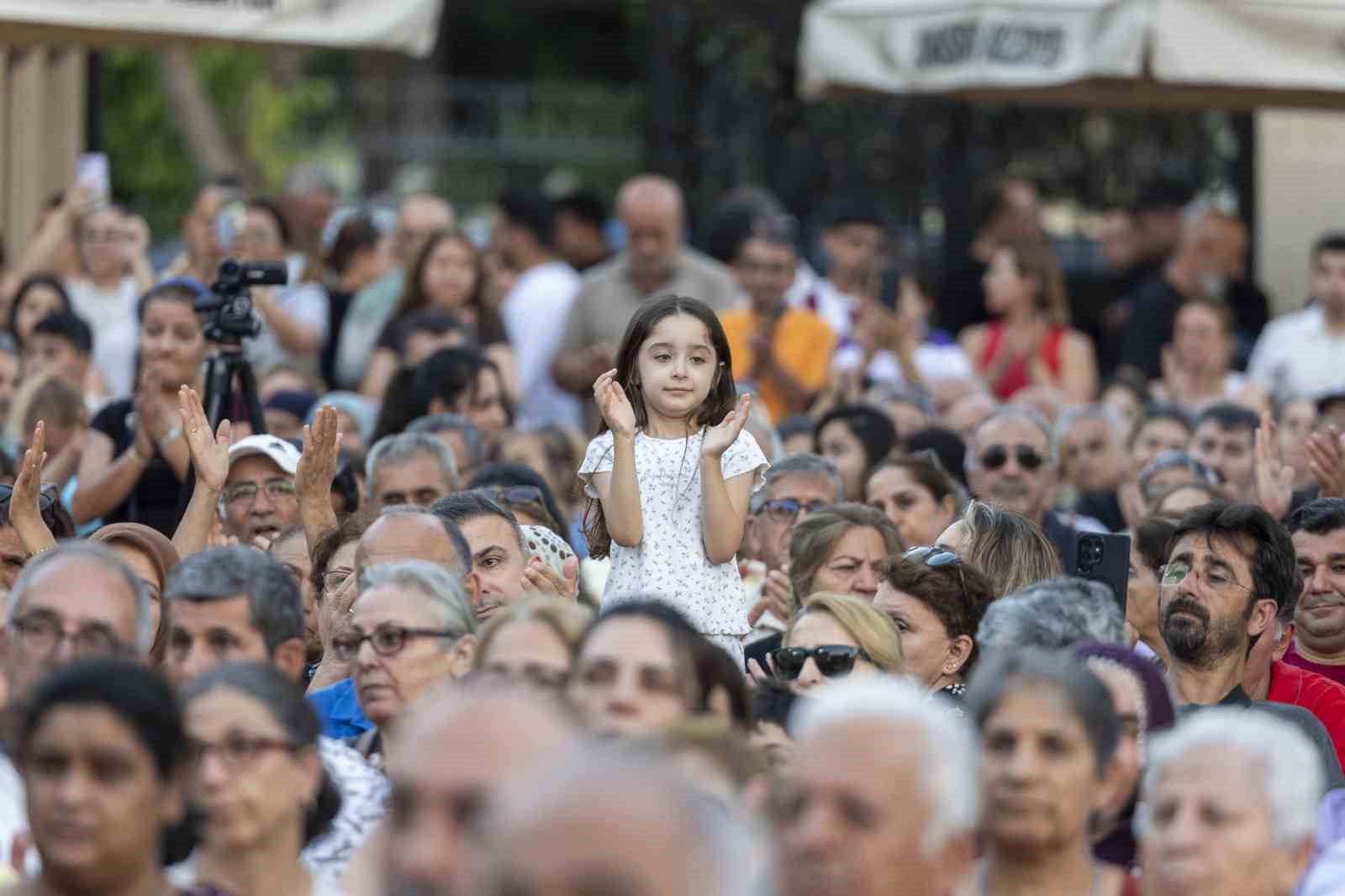 Mersin’de geleneksel aşure programı yoğun katılımla düzenlendi