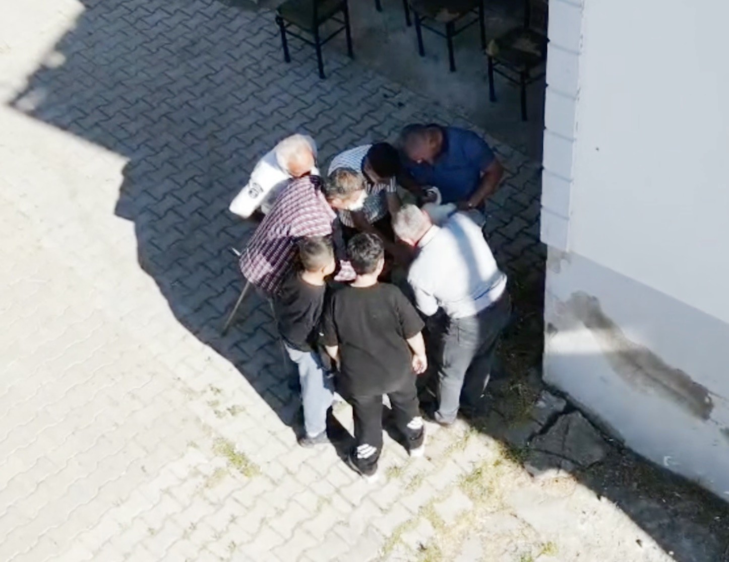 Ayağı yuvasındaki ipe takılan yavru leyleği itfaiye kurtardı