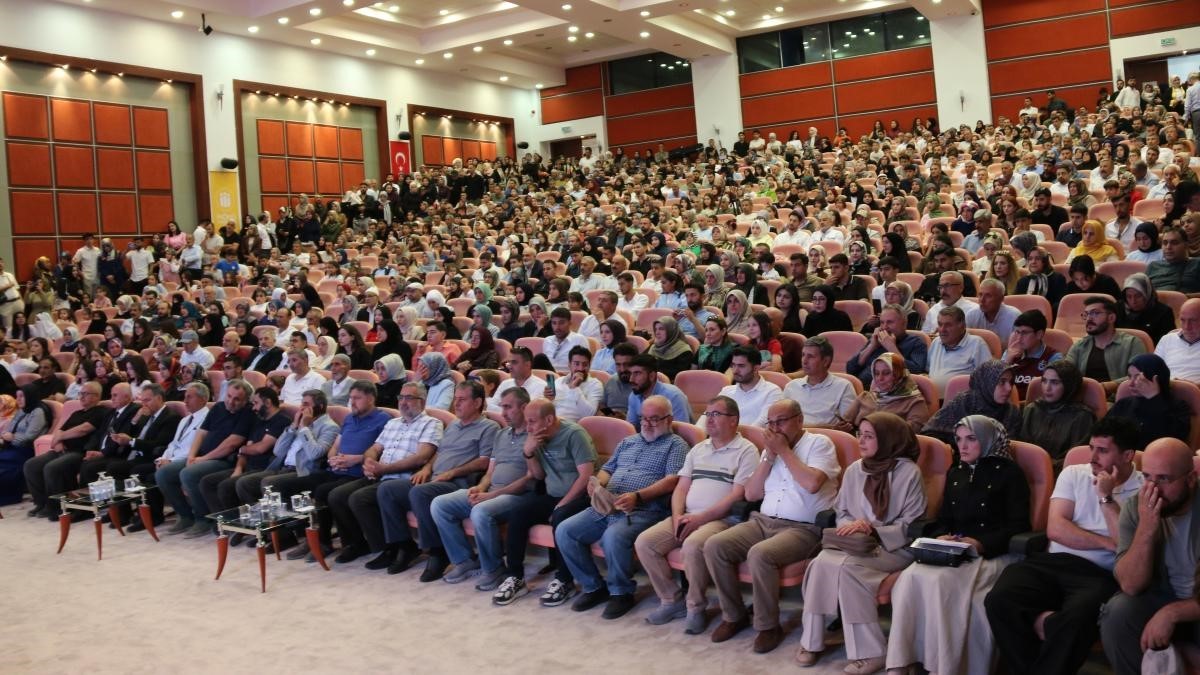 İlahiyat Fakültesi öğrencileri mezun oldu